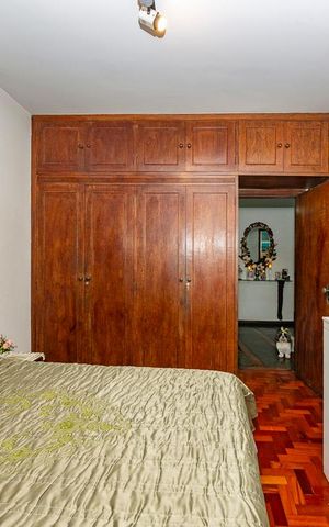 Casa à venda com 550m², 5 quartos e 4 vagas Casa à venda com 550m², 5 quartos e 4 vagasQuarto 4