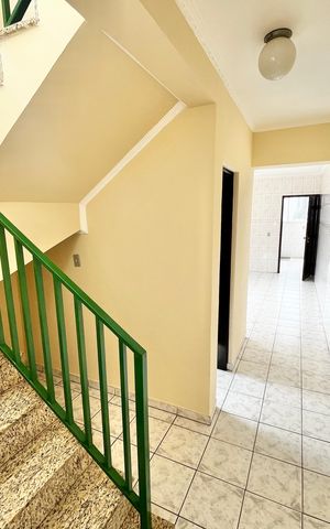 Casa à venda com 214m², 3 quartos e 4 vagas Casa à venda com 214m², 3 quartos e 4 vagasEscada
