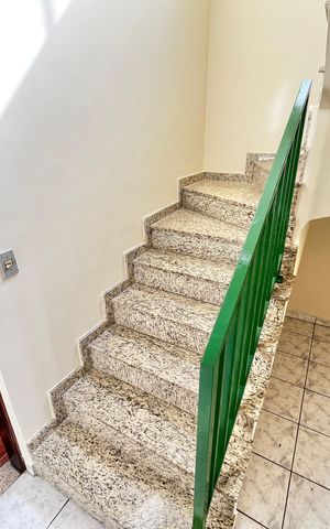 Casa à venda com 214m², 3 quartos e 4 vagas Casa à venda com 214m², 3 quartos e 4 vagasEscada