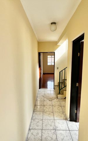 Casa à venda com 214m², 3 quartos e 4 vagas Casa à venda com 214m², 3 quartos e 4 vagasCorredor