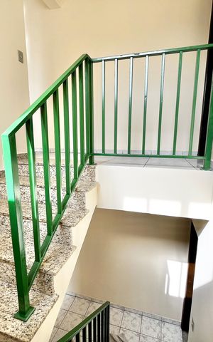 Casa à venda com 214m², 3 quartos e 4 vagas Casa à venda com 214m², 3 quartos e 4 vagasEscada
