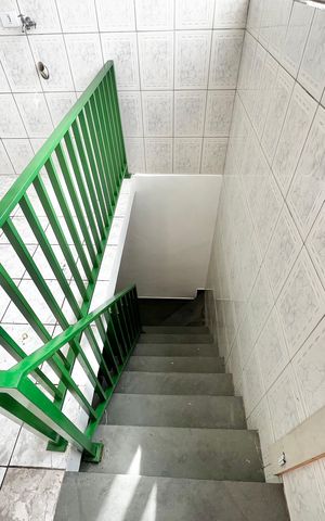 Casa à venda com 214m², 3 quartos e 4 vagas Casa à venda com 214m², 3 quartos e 4 vagasEscada
