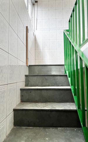 Casa à venda com 214m², 3 quartos e 4 vagas Casa à venda com 214m², 3 quartos e 4 vagasEscada