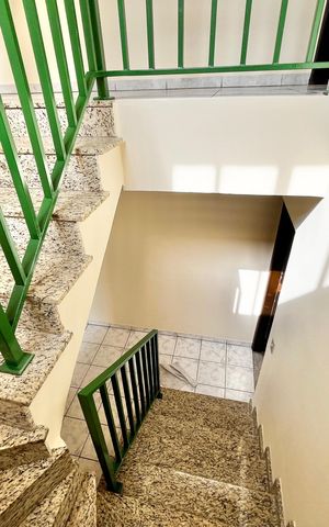 Casa à venda com 214m², 3 quartos e 4 vagas Casa à venda com 214m², 3 quartos e 4 vagasEscada