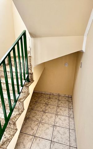 Casa à venda com 214m², 3 quartos e 4 vagas Casa à venda com 214m², 3 quartos e 4 vagasEscada