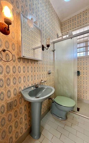 Casa à venda com 328m², 3 quartos e 2 vagas Casa à venda com 328m², 3 quartos e 2 vagasBanheiro