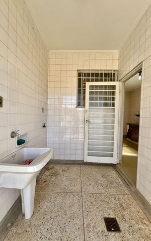 Casa à venda com 328m², 3 quartos e 2 vagas Casa à venda com 328m², 3 quartos e 2 vagasÁrea de Serviço