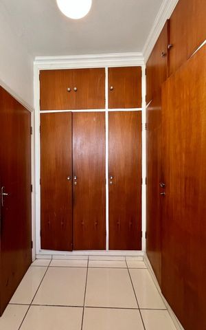 Casa à venda com 328m², 3 quartos e 2 vagas Casa à venda com 328m², 3 quartos e 2 vagasSuíte