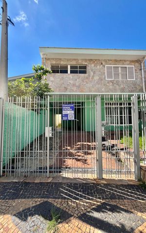 Casa à venda com 328m², 3 quartos e 2 vagas Casa à venda com 328m², 3 quartos e 2 vagasFachada
