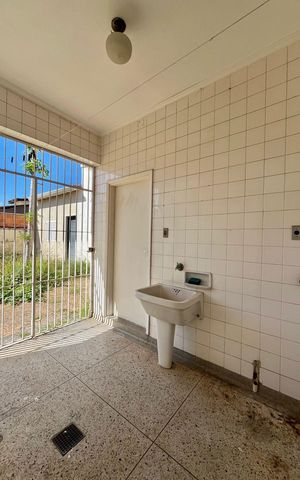 Casa à venda com 328m², 3 quartos e 2 vagas Casa à venda com 328m², 3 quartos e 2 vagasÁrea de Serviço