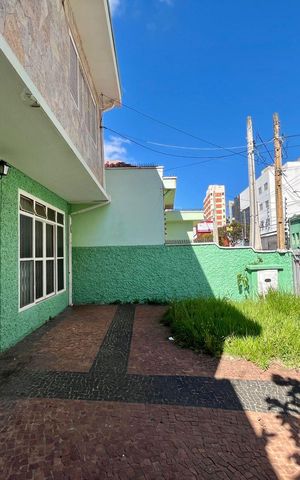 Casa à venda com 328m², 3 quartos e 2 vagas Casa à venda com 328m², 3 quartos e 2 vagasFachada