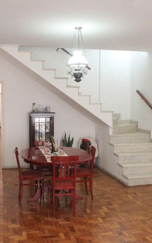 Casa à venda com 240m², 4 quartos e 2 vagasSala