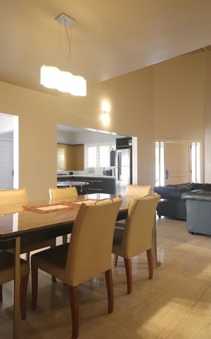 Casa à venda com 180m², 3 quartos e 4 vagasSala