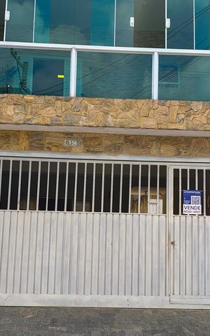 Casa à venda com 173m², 3 quartos e 2 vagas Casa à venda com 173m², 3 quartos e 2 vagasFachada