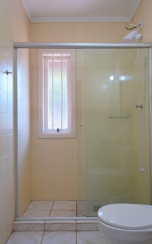 Casa à venda com 220m², 4 quartos e 2 vagasBanheiro 1