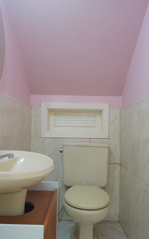 Casa à venda com 220m², 4 quartos e 2 vagasLavabo