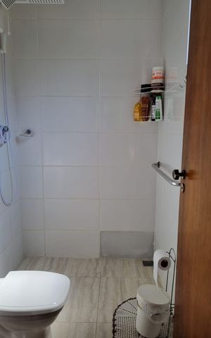 Casa à venda com 90m², 4 quartos e 4 vagas Casa à venda com 90m², 4 quartos e 4 vagasBanheiro