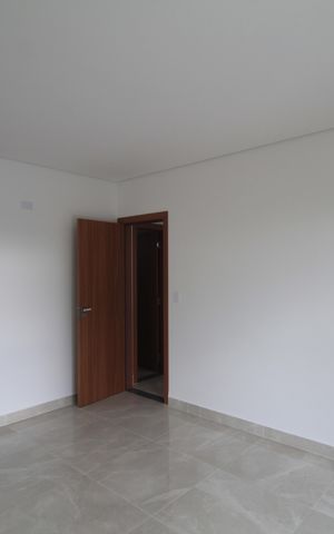 Casa de condomínio à venda com 140m², 3 quartos e 2 vagasSuíte