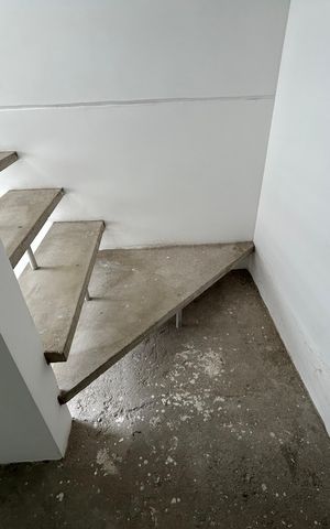 Apartamento à venda com 85m², 1 quarto e sem vaga Apartamento à venda com 85m², 1 quarto e sem vagaEscada para Área de serviço