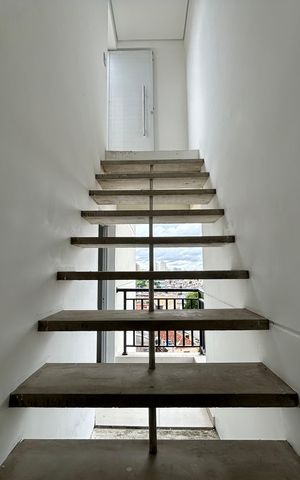 Apartamento à venda com 85m², 1 quarto e sem vaga Apartamento à venda com 85m², 1 quarto e sem vagaEscada para Área de serviço