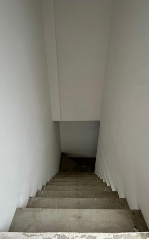 Apartamento à venda com 85m², 1 quarto e sem vaga Apartamento à venda com 85m², 1 quarto e sem vagaEscada para Área de serviço