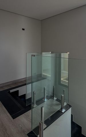Casa à venda com 129m², 3 quartos e 2 vagas Casa à venda com 129m², 3 quartos e 2 vagasEscada