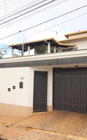 Casa para alugar com 322m², 4 quartos e 4 vagasFachada