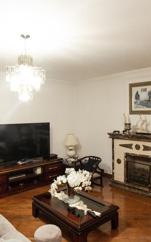 Casa à venda com 385m², 4 quartos e 5 vagas Casa à venda com 385m², 4 quartos e 5 vagasSala