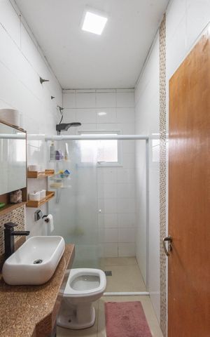 Casa à venda com 230m², 4 quartos e 4 vagas Casa à venda com 230m², 4 quartos e 4 vagasBanheiro