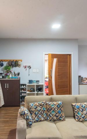 Casa à venda com 230m², 4 quartos e 4 vagas Casa à venda com 230m², 4 quartos e 4 vagasSala