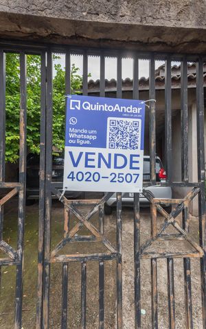 Casa à venda com 230m², 4 quartos e 4 vagas Casa à venda com 230m², 4 quartos e 4 vagasPlaquinha