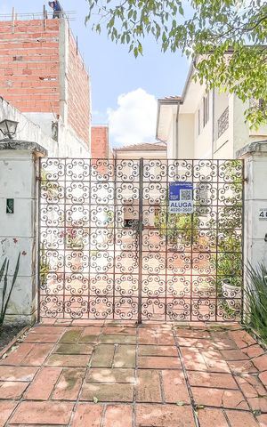 Casa para alugar com 330m², 4 quartos e 8 vagas Casa para alugar com 330m², 4 quartos e 8 vagasFachada