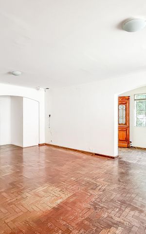 Casa para alugar com 330m², 4 quartos e 8 vagas Casa para alugar com 330m², 4 quartos e 8 vagasSala