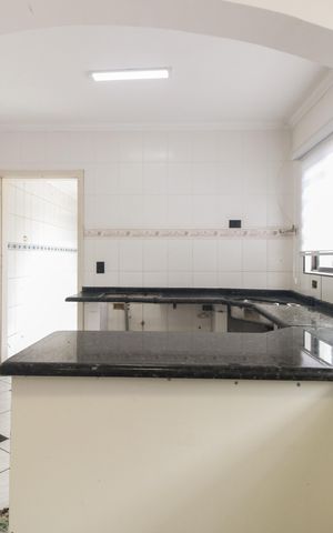 Casa para alugar com 300m², 4 quartos e 4 vagasCozinha 