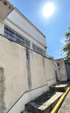 Casa à venda com 121m², 2 quartos e 1 vagaFachada + plaquinha
