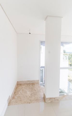 Casa de condomínio à venda com 430m², 4 quartos e 6 vagas Casa de condomínio à venda com 430m², 4 quartos e 6 vagasEscada