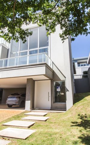 Casa de condomínio à venda com 430m², 4 quartos e 6 vagas Casa de condomínio à venda com 430m², 4 quartos e 6 vagasVista da Rua