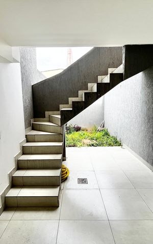 Casa para alugar com 135m², 2 quartos e 4 vagas Casa para alugar com 135m², 2 quartos e 4 vagasEscada