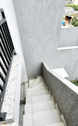 Casa para alugar com 135m², 2 quartos e 4 vagas Casa para alugar com 135m², 2 quartos e 4 vagasEscada