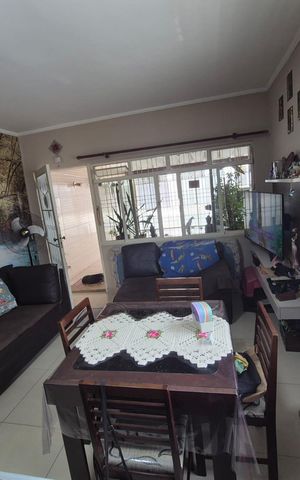 Casa à venda com 125m², 4 quartos e 2 vagas Casa à venda com 125m², 4 quartos e 2 vagasSala