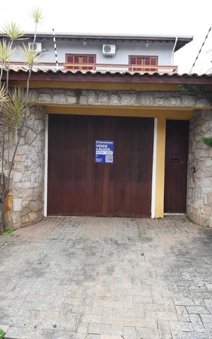 Casa à venda com 350m², 4 quartos e 6 vagasFachada / Placa