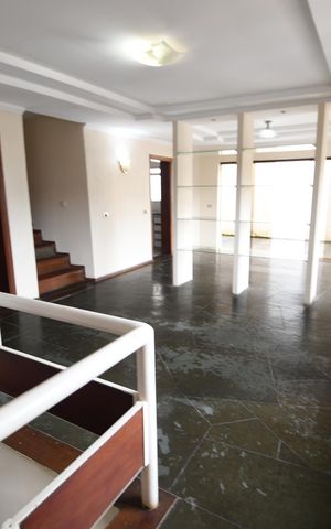 Casa à venda com 350m², 4 quartos e 6 vagasSala