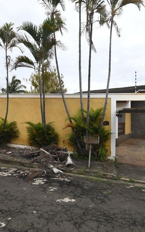 Casa à venda com 350m², 4 quartos e 6 vagasFachada Fundos