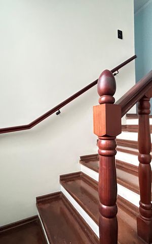 Casa para alugar com 200m², 3 quartos e 2 vagasEscada 