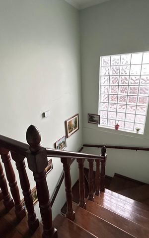 Casa para alugar com 200m², 3 quartos e 2 vagasEscada 