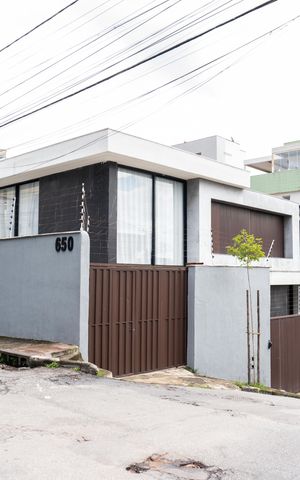 Casa à venda com 360m², 5 quartos e 4 vagasFachada