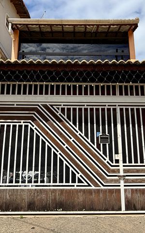 Casa à venda com 245m², 3 quartos e 2 vagas Casa à venda com 245m², 3 quartos e 2 vagasFachada