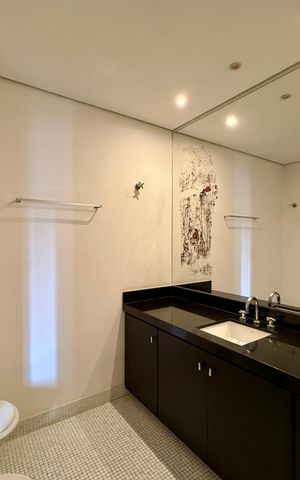 Apartamento à venda com 320m², 4 quartos e 4 vagas Apartamento à venda com 320m², 4 quartos e 4 vagasBanheiro Suíte 2