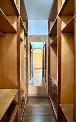 Apartamento à venda com 320m², 4 quartos e 4 vagas Apartamento à venda com 320m², 4 quartos e 4 vagasCloset Suíte 4