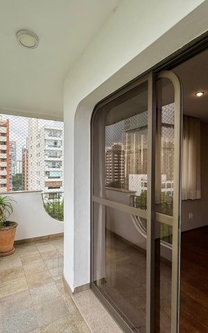 Apartamento à venda com 320m², 4 quartos e 4 vagas Apartamento à venda com 320m², 4 quartos e 4 vagasSacada